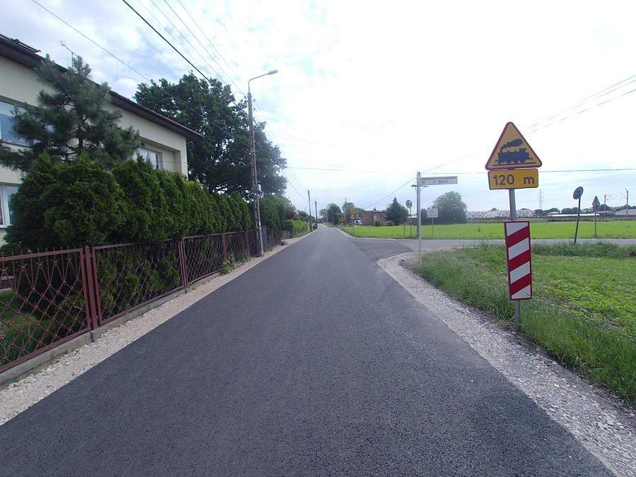 Nowy asfalt, ale tylko do torów. Dalej jest już Warszawa:)