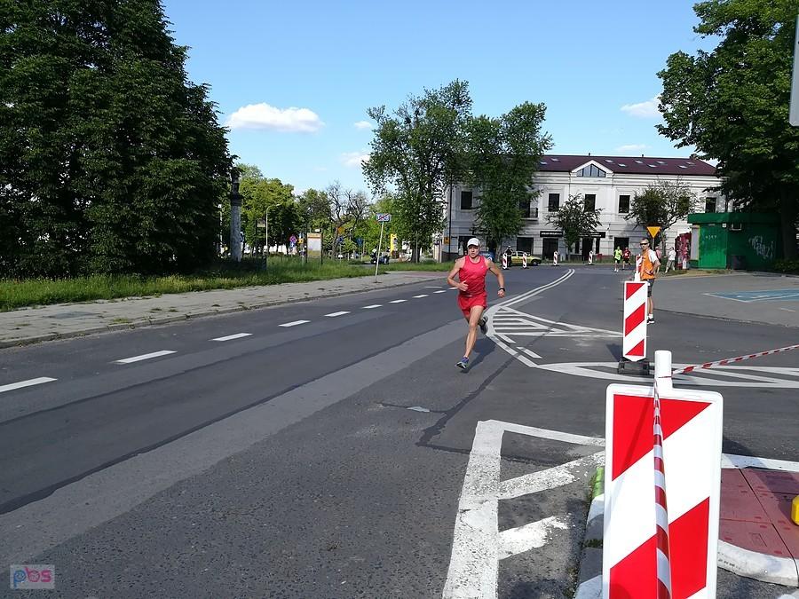 Pierwszy biegacz 12 Biegu Częstochowa na Rynku Wieluńskim