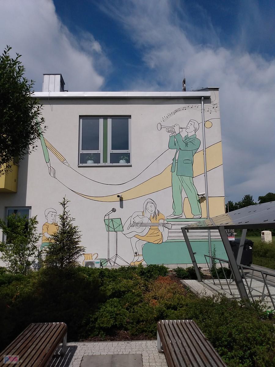 Mural na segmencie Domu Kultury