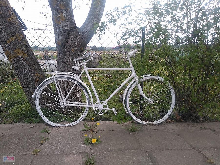 Biały rower stojący na chodniku