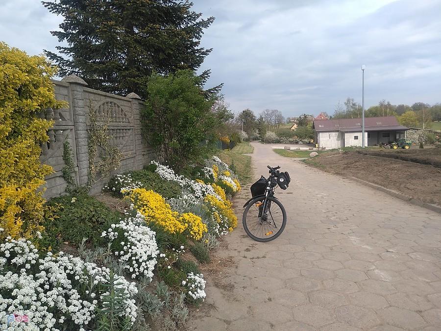 Rower na wiejskiej ścieżce w Szczerbięcinie