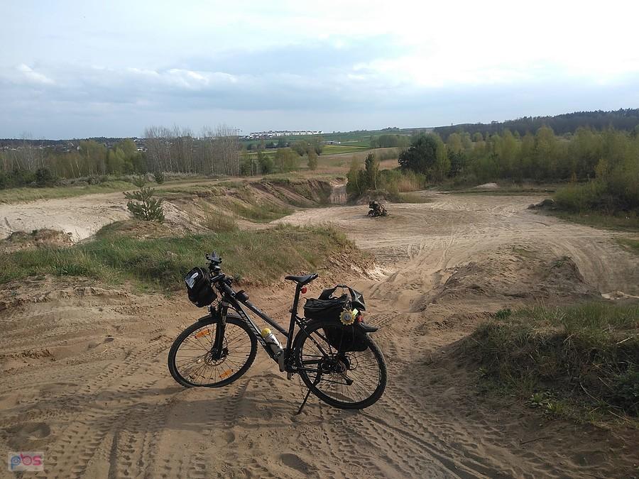 Rower trekkingowy na piaszczystej drodze