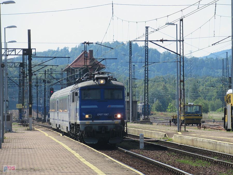 EP07-1067 wprowadza dwa wagony IC Pomorzanin na stację Wałbrzych Główny