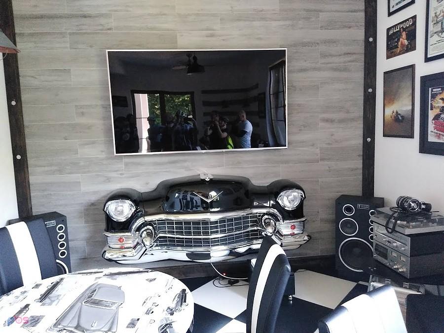 Klasyczny Cadillac w nowoczesnym salonie