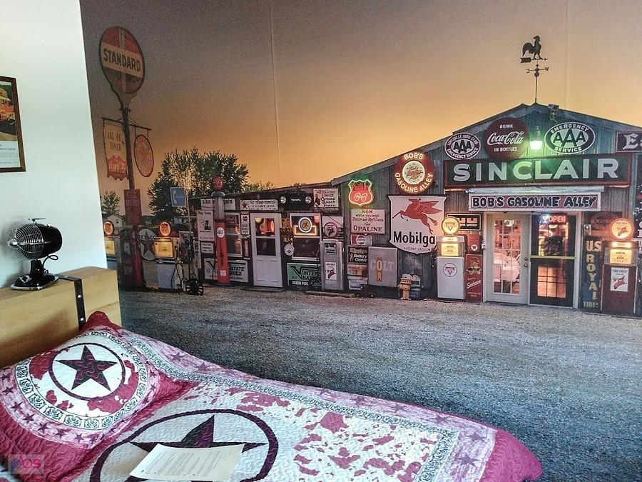 Sypialnia z muralą starej stacji benzynowej