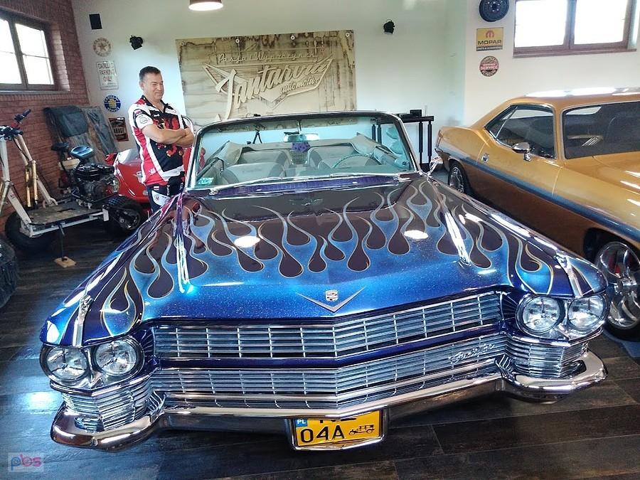 Niebieski Cadillac z płomieniami w muzeum