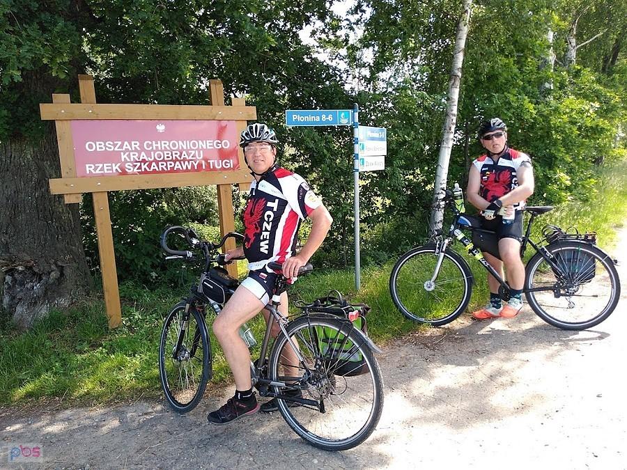 Dwóch rowerzystów na szlaku w obszarze chronionego krajobrazu