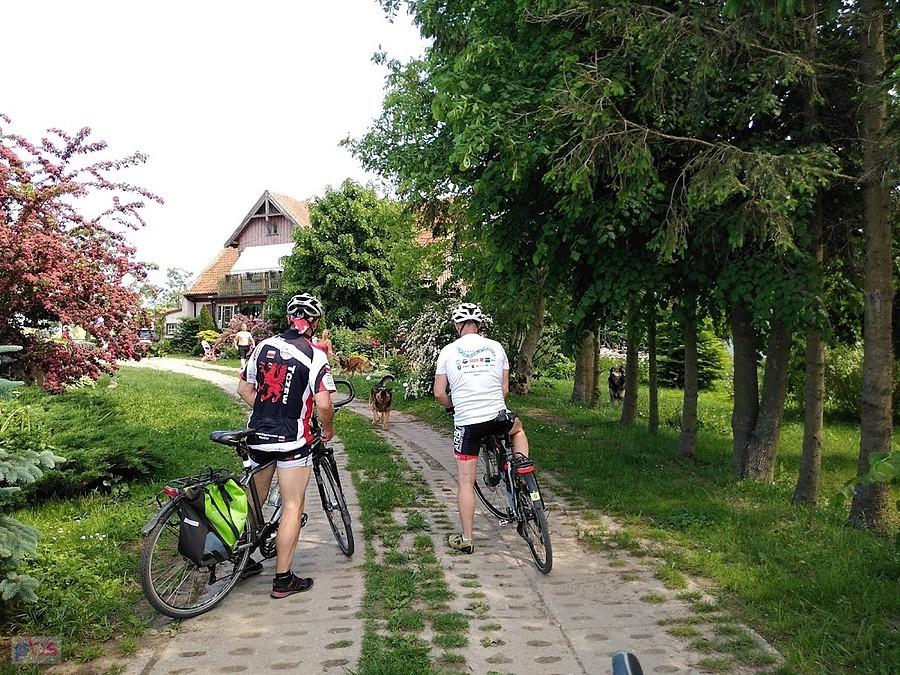 Dwóch rowerzystów na wiejskiej drodze