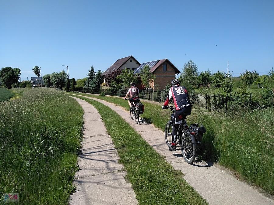 Dwoje rowerzystów na wiejskiej ścieżce