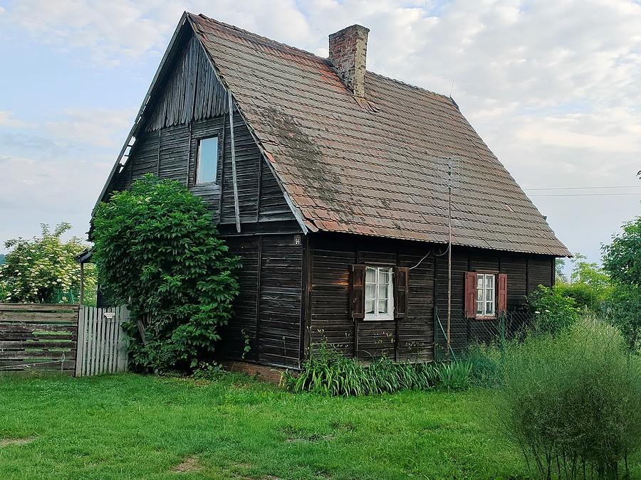 Jeden z drenianych domów pod Uniejowem