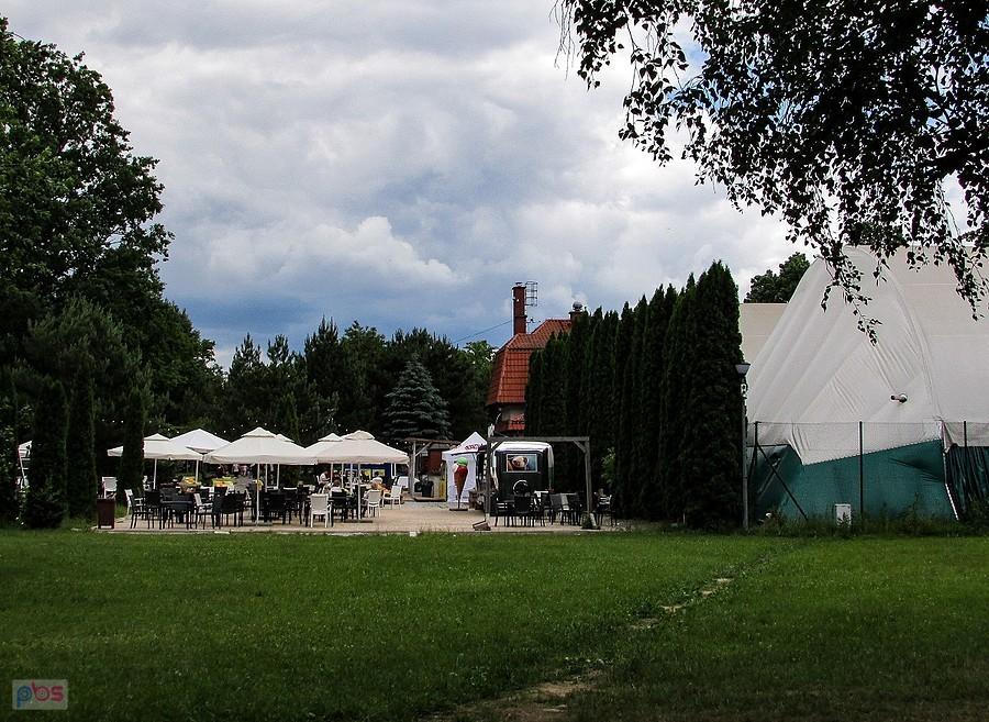 Letnia knajpka przy kortach tenisowych