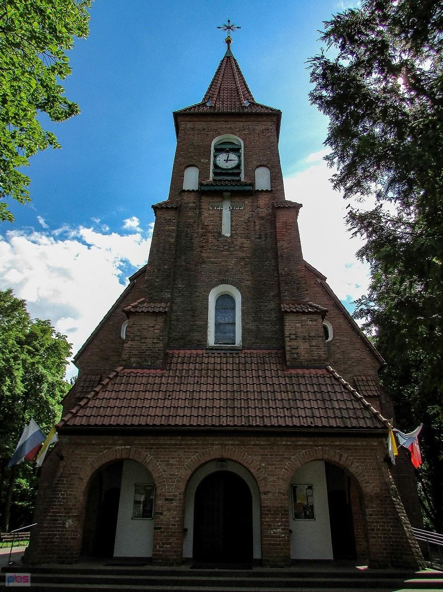 Wejście do kościoła poprzedzają trójarkadowe podcienia