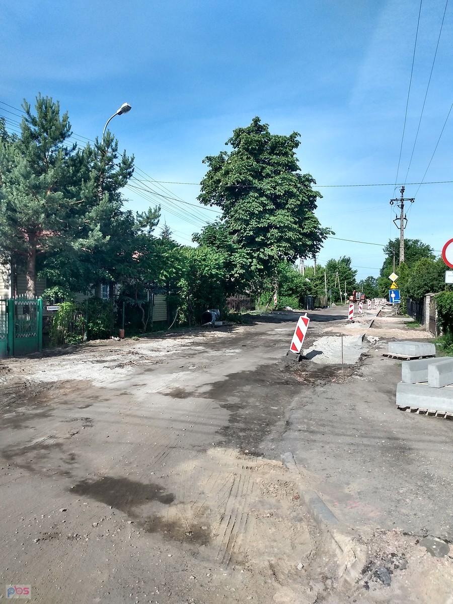 Ulica Klonowa w Koczargach jeszcze rozkopana