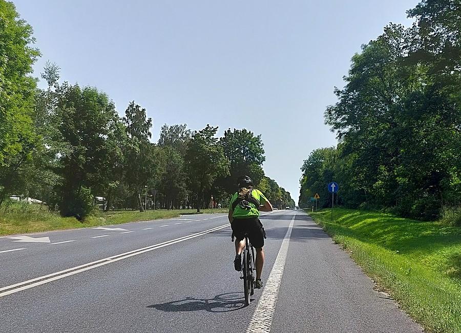 Pan rowerzysta zapomniał, że już nie jedzie autem i może legalnie poboczem :)
