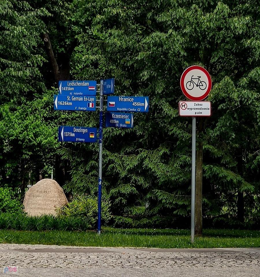 Głaz 40. lecia Konstancina i odległości do miast partnerskich