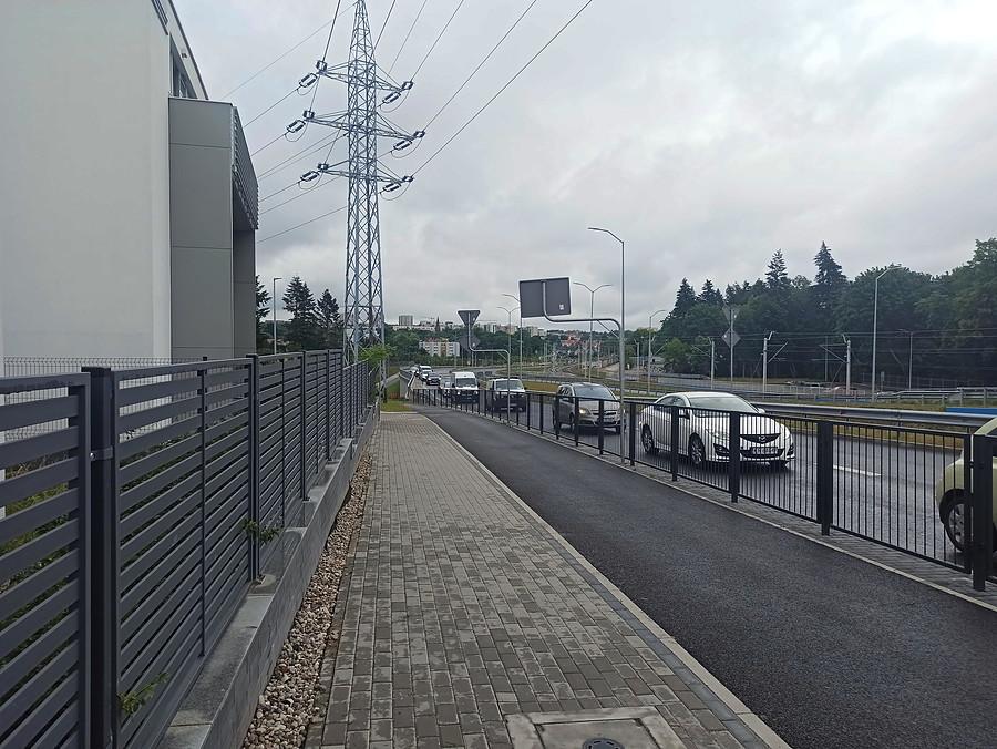 Wzdłuż torów kolejowych nową DDR-ka.