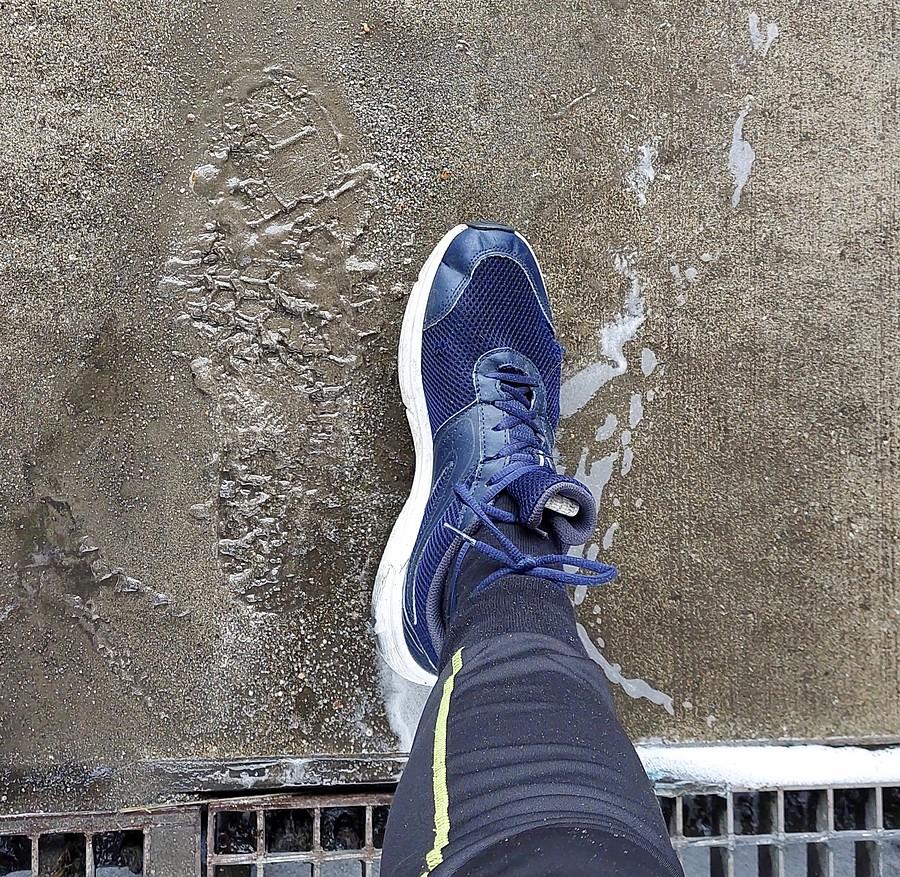 Stopa gigant, czyli co robi czlowiek, który się nudzi podczas przeczekiwania burzy :)