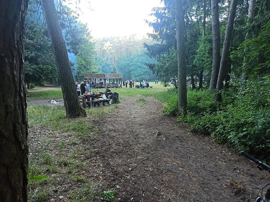Na Polanie Sportowej sporo biwakiewiczów.