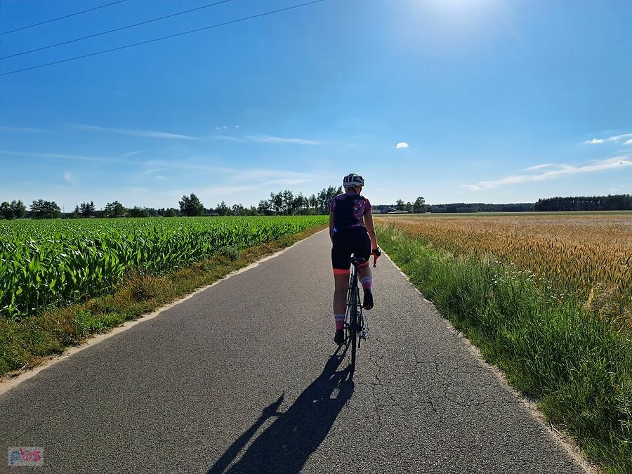 Rowerzysta na wiejskiej drodze