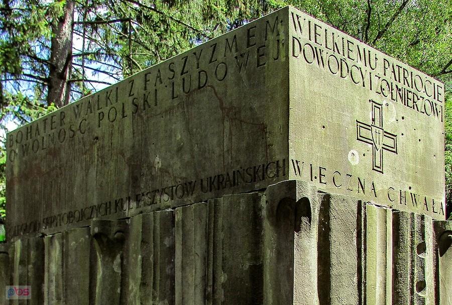 Inskrypcje na pomniku pewnego łysego generała