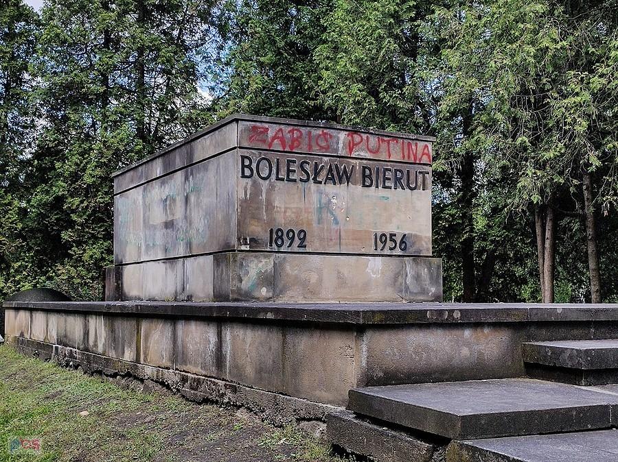 Grób Bieruta z aktualnym hasłem