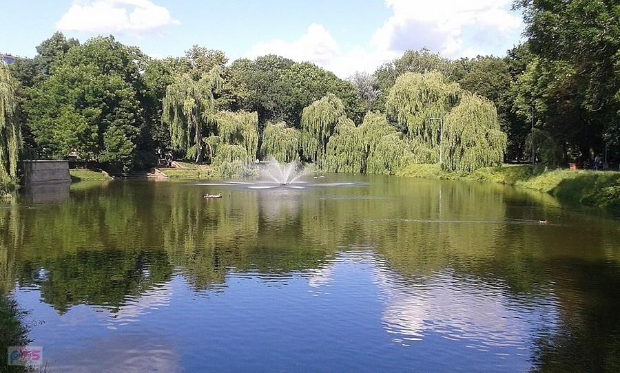 Parko Promenada i fontanna pośrodku stawu o tej samej nazwie