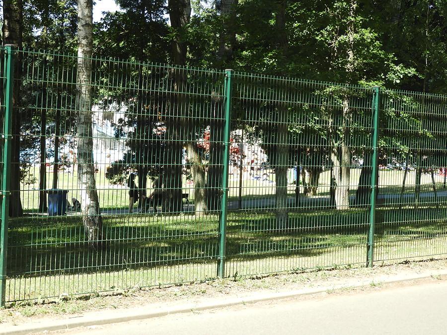 Za ogrodzeniem kąpielisko Arkonka.