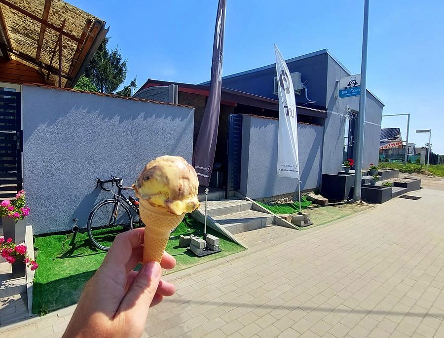 Przerwa na loda w SołtySówce, Dachowa