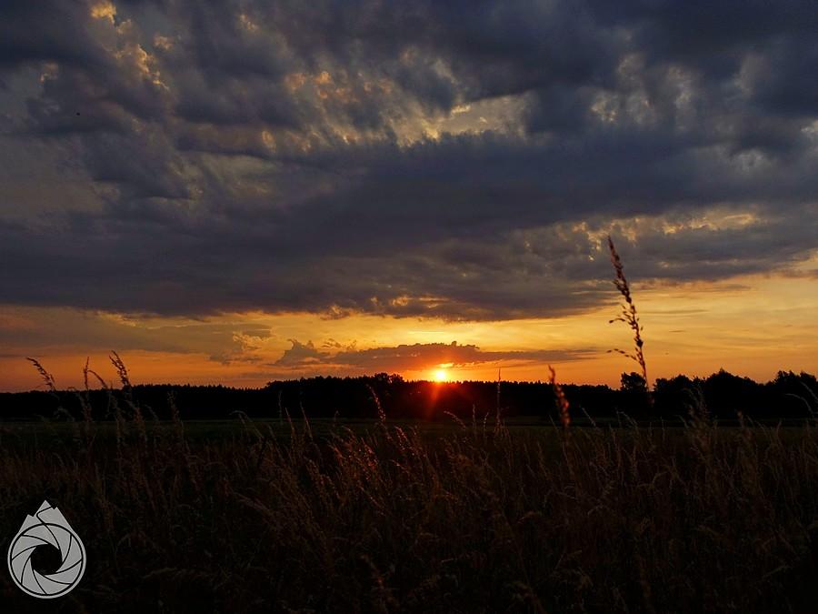 wschód słońca pod chumrami burzowymi