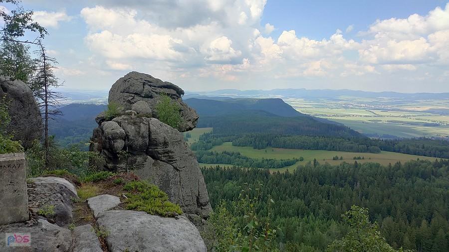 Widok z klifu na dolinę