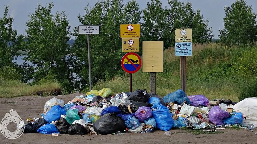 (2) bo i tak wszedzie gdzie się da wypier***lą śmieci