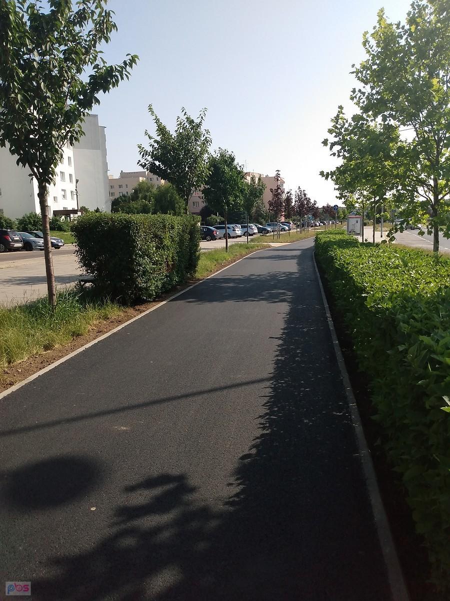 Już gotowa po remoncie. Nowiutki asfalt, a była kostka