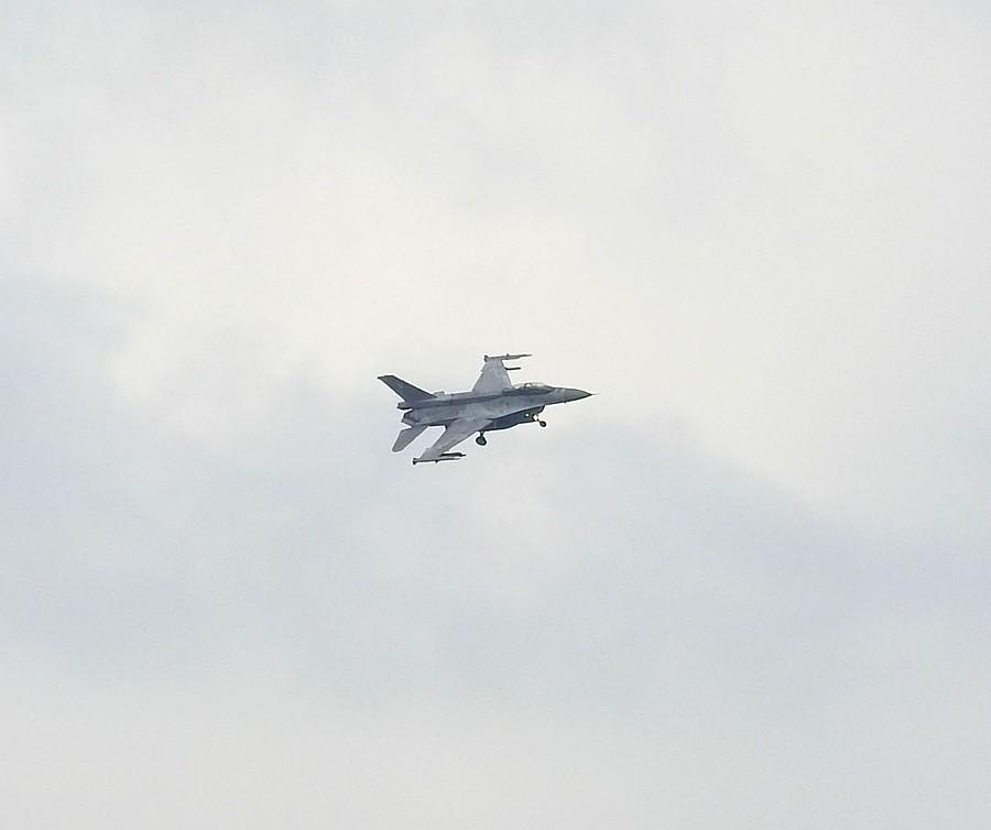 F16-tka zakręca