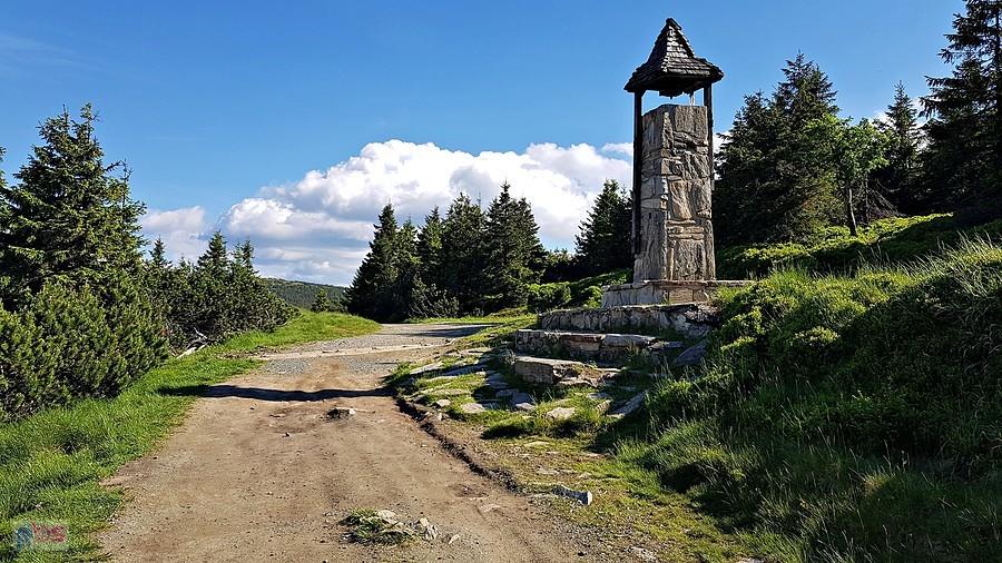 Kamienna dzwonnica nieopodal schroniska na Seraku