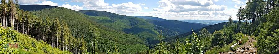 Panorama widoku z czerwonego szlaku na Serak