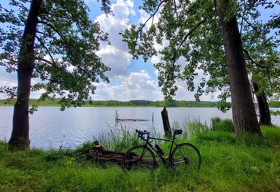 Parkowanie nad jeziorem