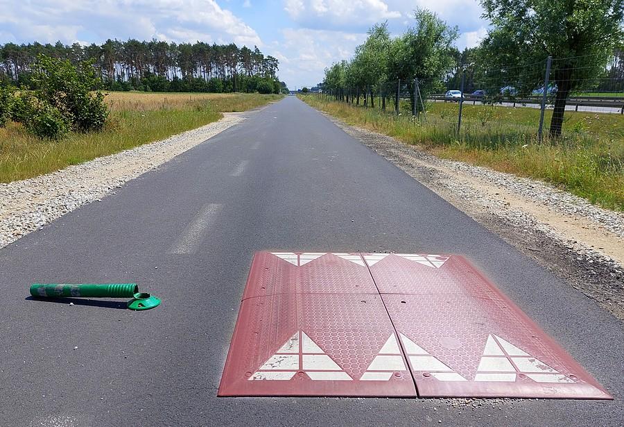 Słupek - kolejna ofiara rodaków na drodze. Po lewej kontrapas rowerowy na serwisówce przy S11
