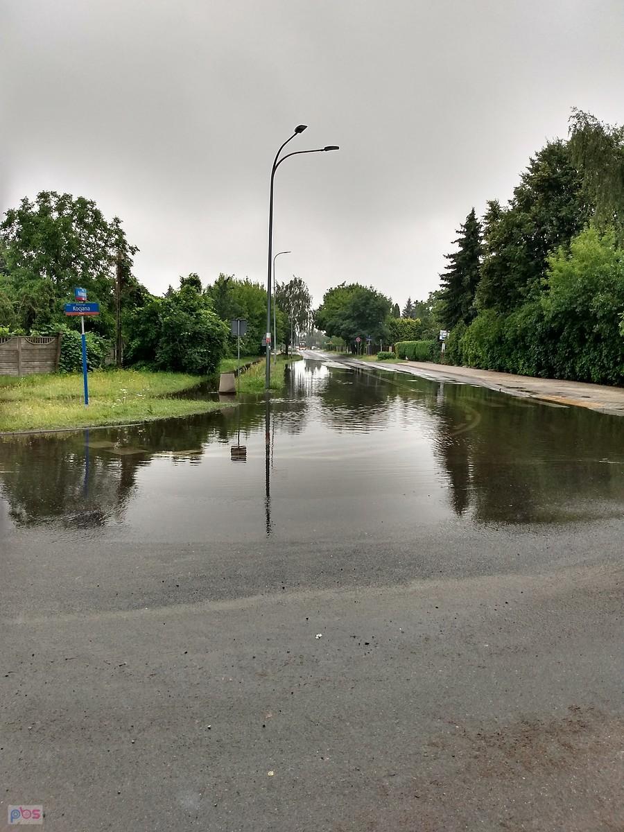 A tu kolejna duża kałuża