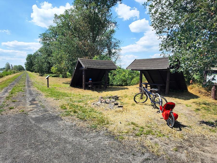 Niwka - w miejscu po gospodzie obecnie są wiaty