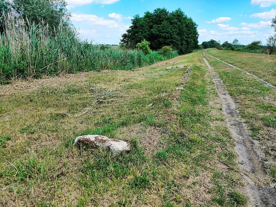 Pozostałości po dawnych zabudowaniach nadrzecznych