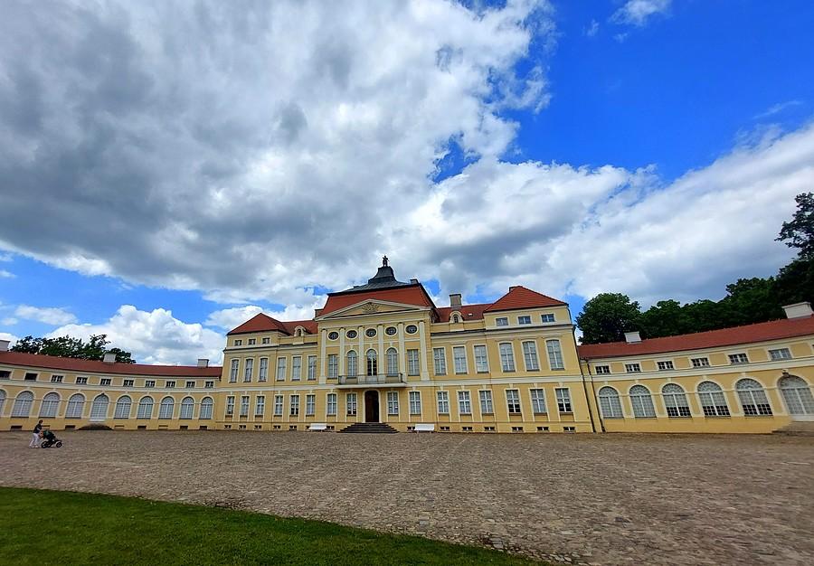 Pałac w Rogalinie w szerokiej perspektywie