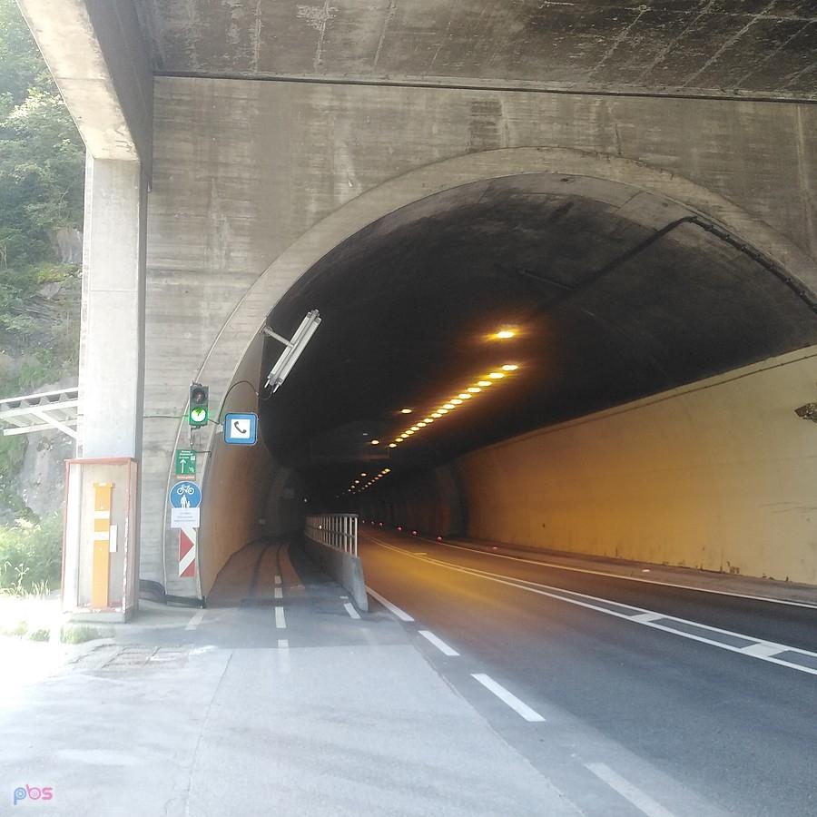 pierwszy z tuneli na trasie