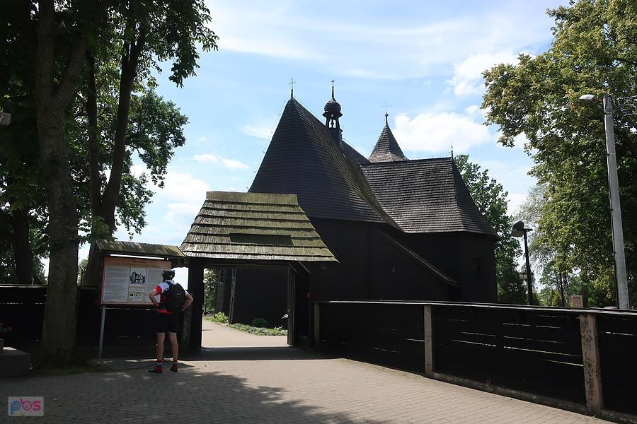 Przed kościołem w Boronowie