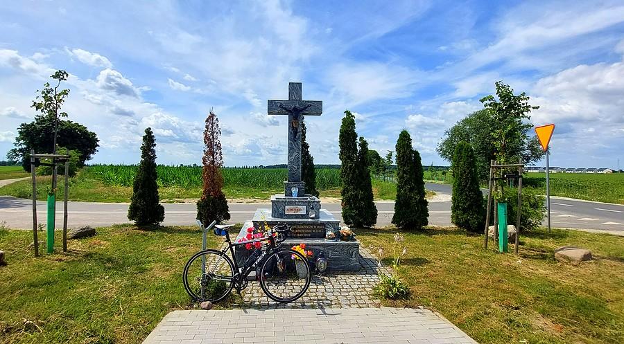 Przy krzyżu w Szczodrzykowie