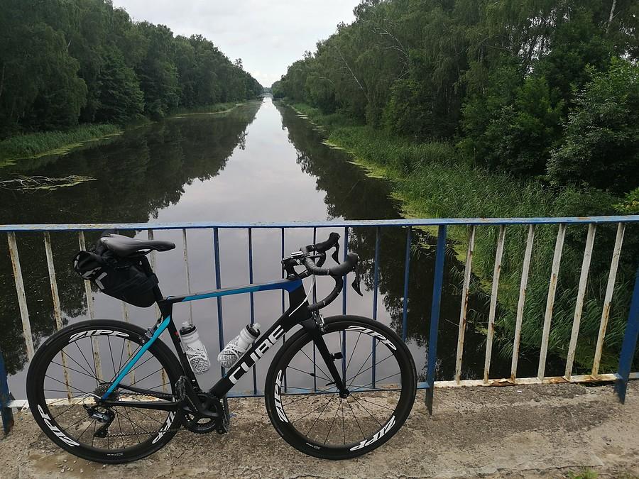 W Licheniu wykręcam na boczki i lecę między jeziorami.