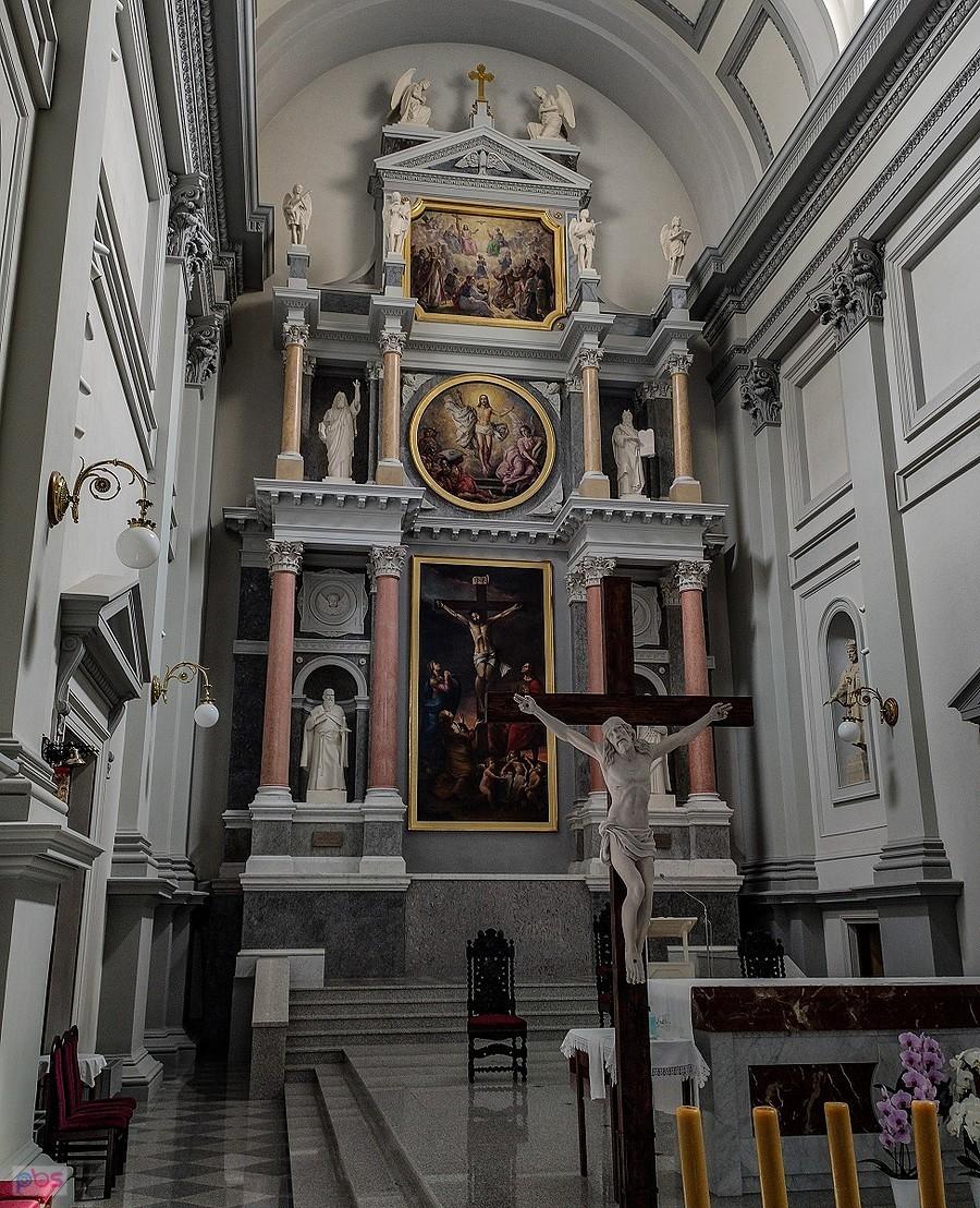 Ołtarz główny kościoła na placu Grzybowskim