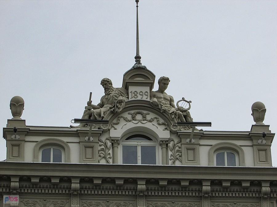 Kamienica Krongolda jest zwieńczony attyką z rzeźbami