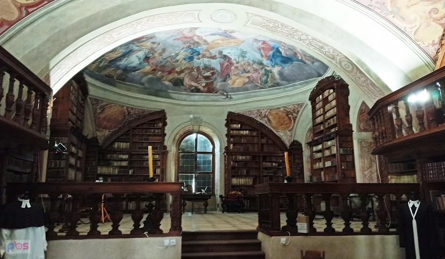 Biblioteka klasztorna w Żaganiu z XVIII-wiecznym wystrojem