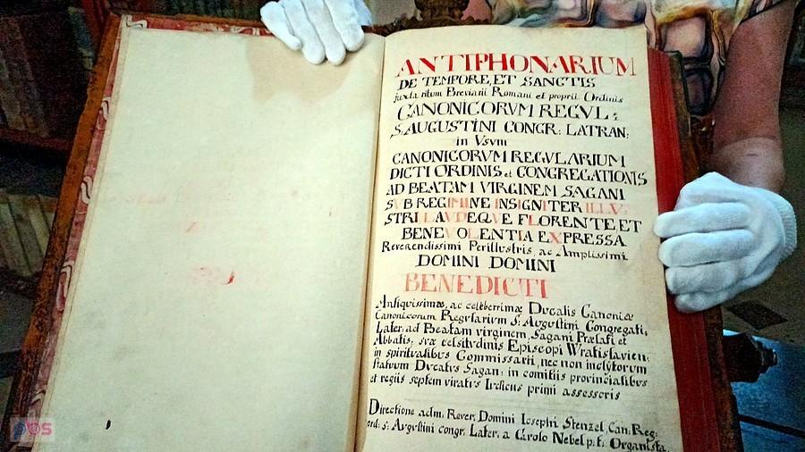 W klasztornej bibliotece w Żaganiu