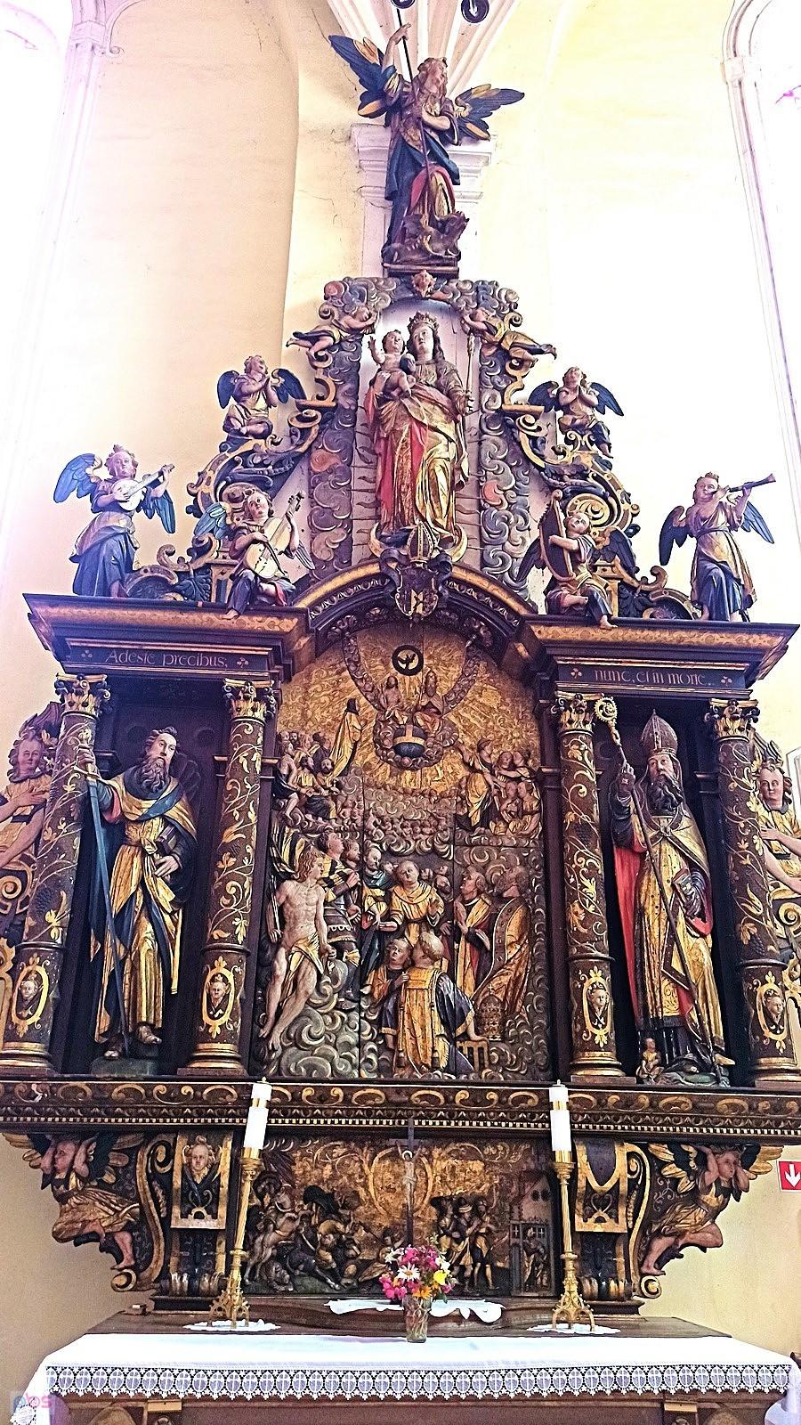 Drewniany XVI-wieczny ołtarz Świętej Trójcy w przyklasztornym kościele w Żaganiu